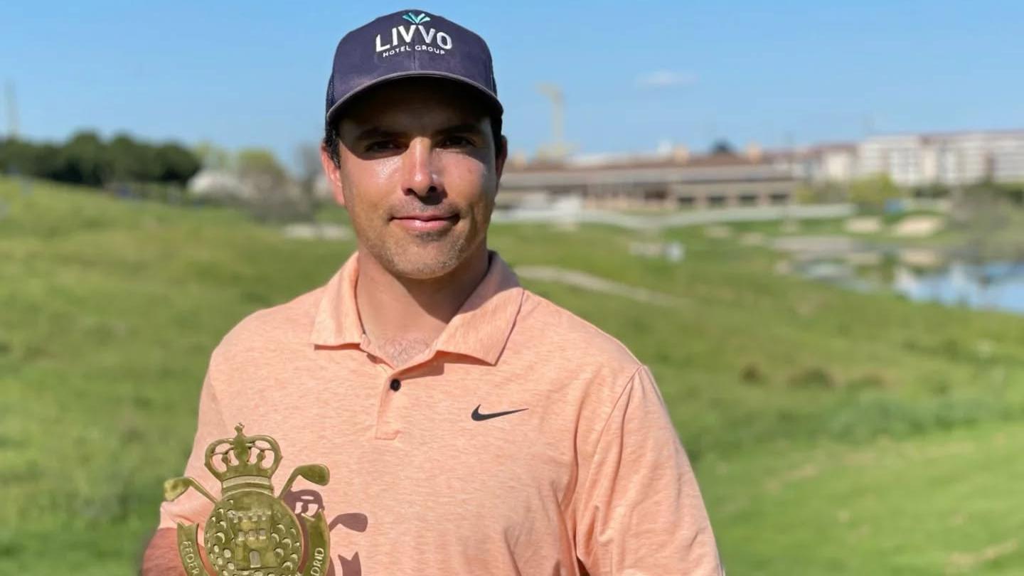 Juan Salama luce el trofeo de campeón en el Match Play. Foto: FedGolfMadrid