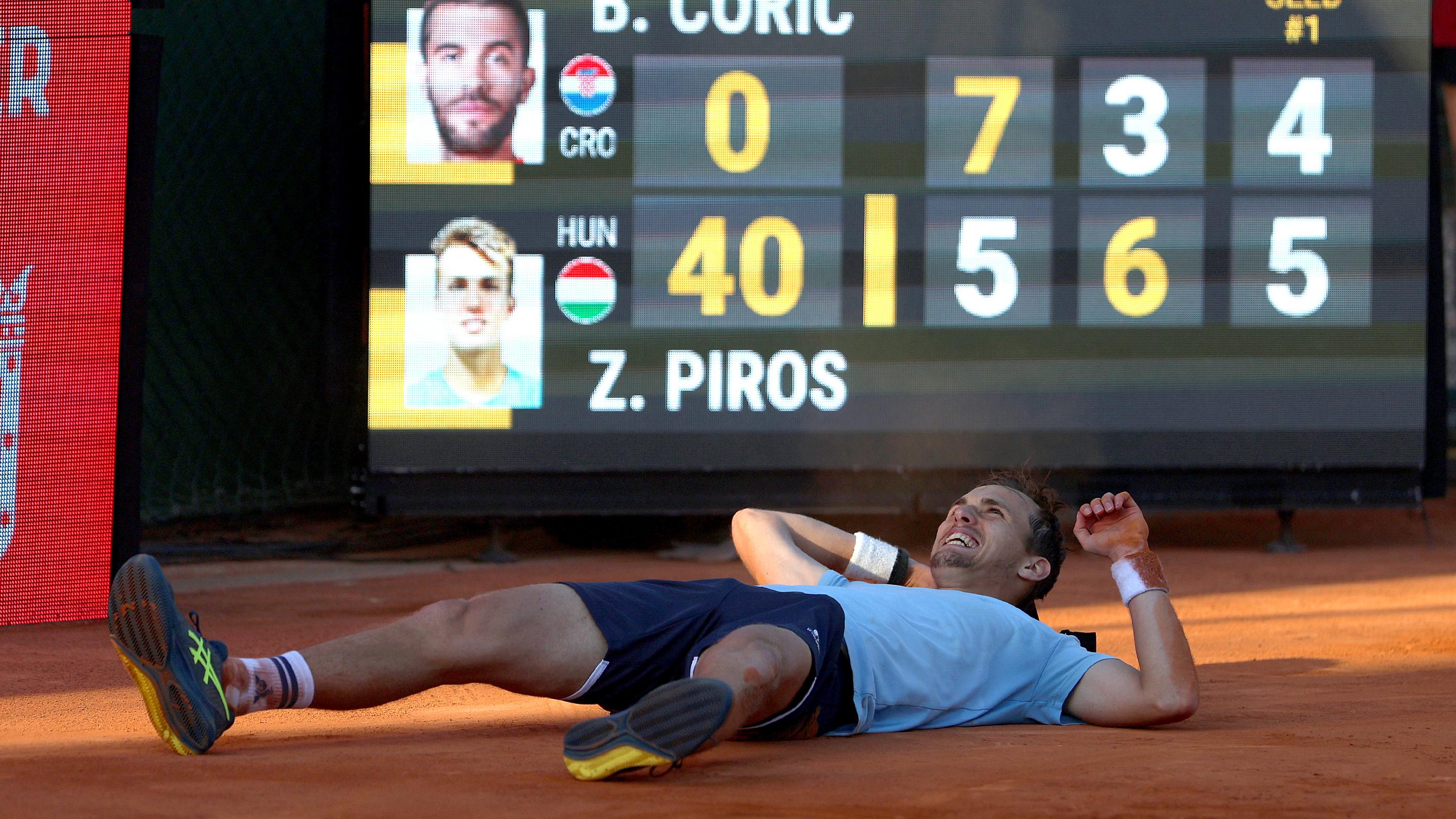 El tenis húngaro Zsombor Piros celebra su triunfo ante Coric. Foto: Alberto Simón / FTM