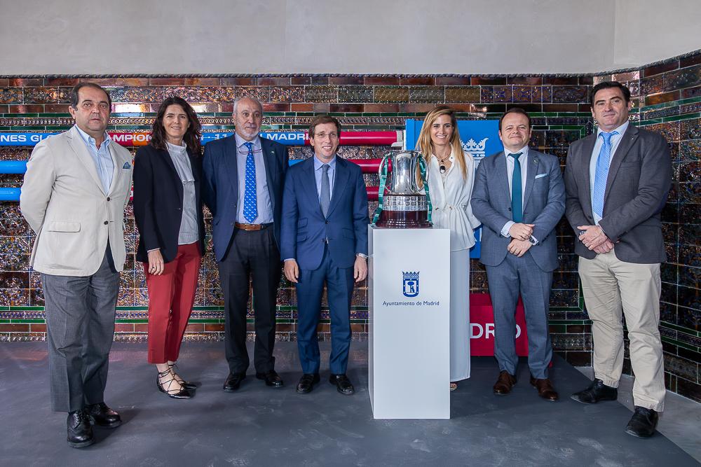 José Luis Martínez Almeida (alcalde de Madrid y presidente del Club, 4º izda.) y Sonia Cea (concejala delegada de Deporte y consejera del Club, 3ª dcha.), con Juan Carlos Vera (gerente, 3º izda.) y el resto del equipo directivo CCVM. Foto: Roberto Cuezva / CCVM