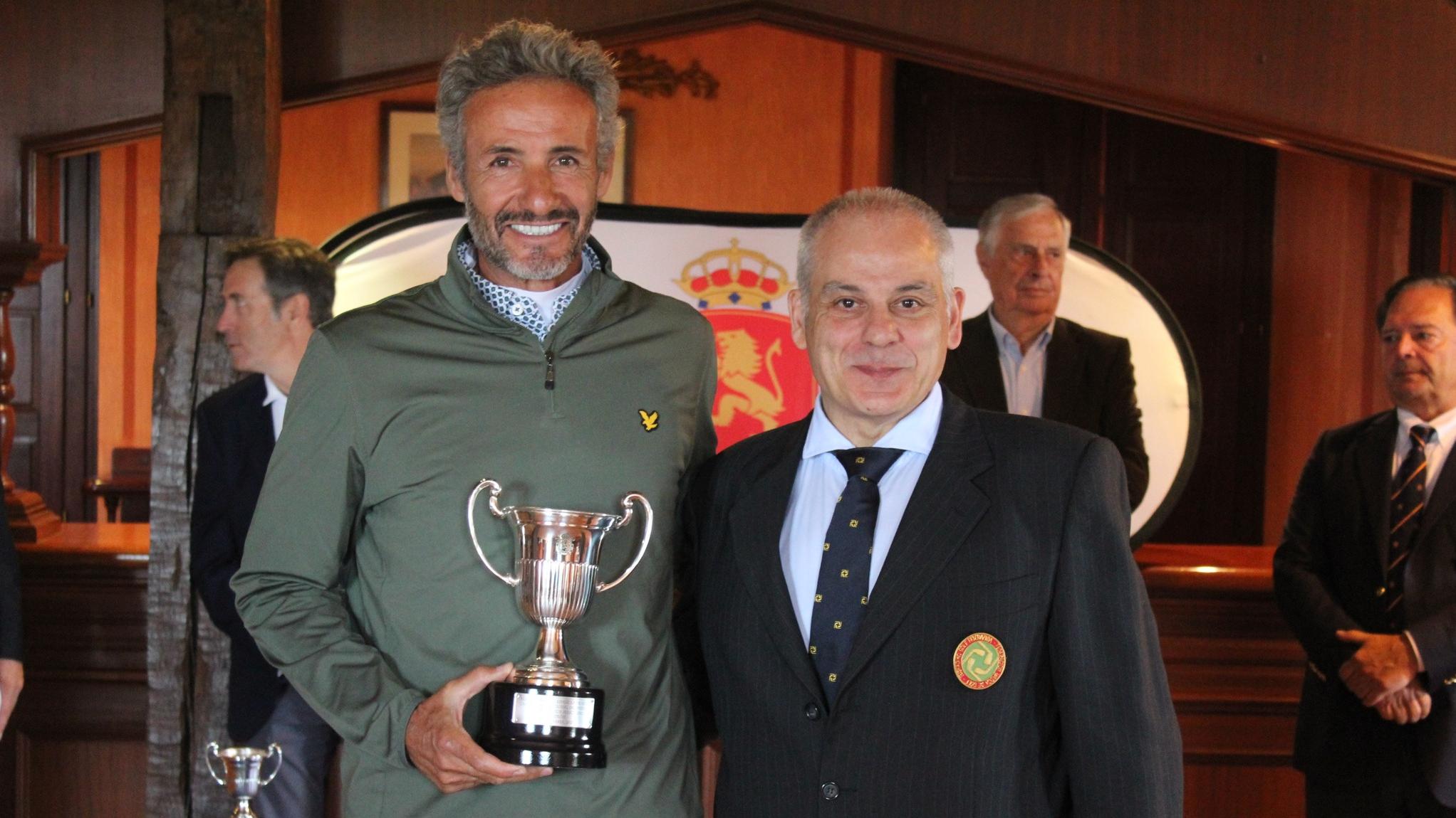 Alejandro Lafarga, con la copa de campeón de España sénior. Foto: Rfegolf