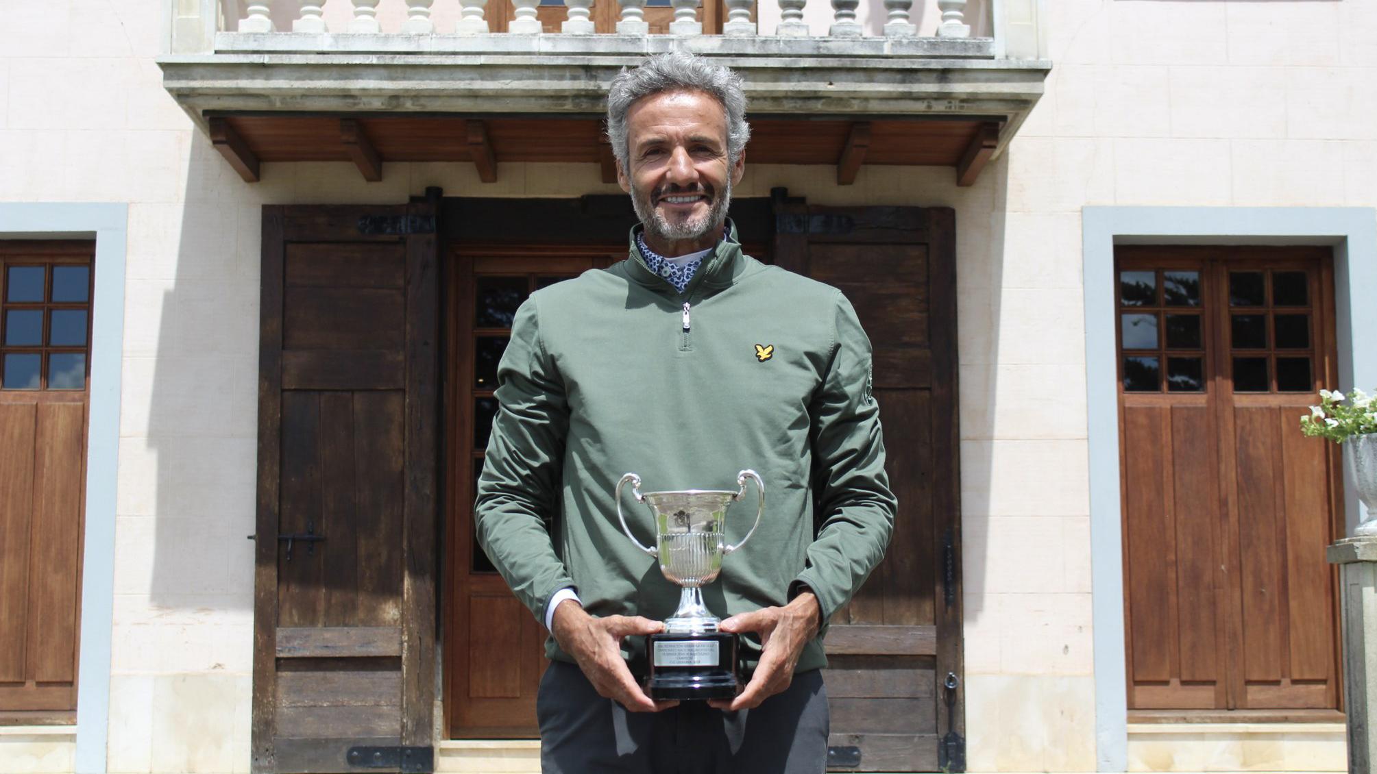 Alejandro Lafarga, con la copa de campeón de España sénior. Foto: Rfegolf