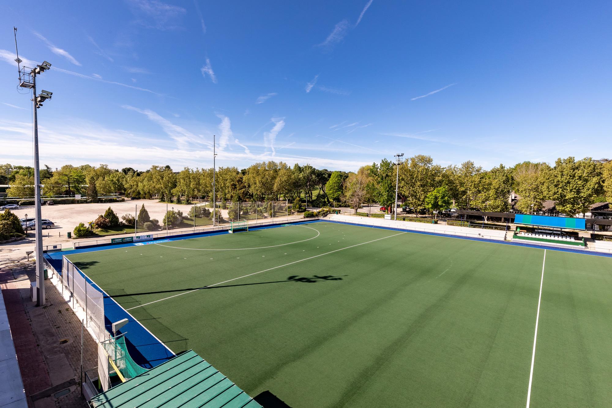 Campeo 1 de hockey, en primer plano, y a la izquierda, el aparcamiento de esta zona.