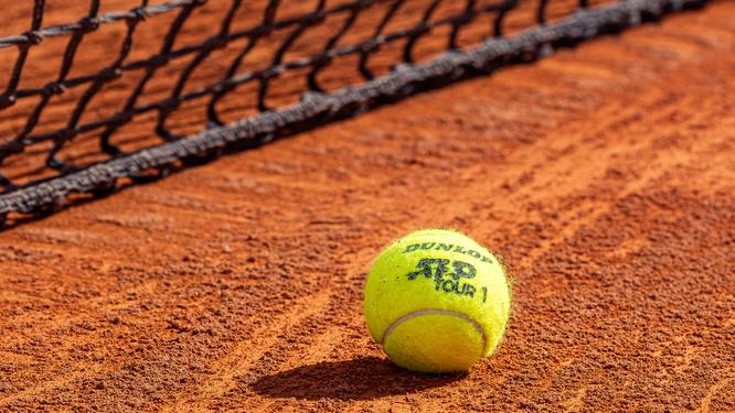 Pelota de tenis delante de una red. Foto: Miguel Ángel Ros / CCVM
