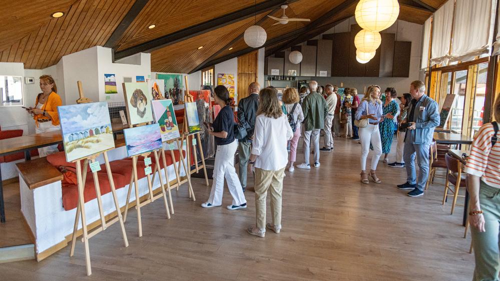 Exposición de artes plásticas en el Chalet de Tiro.