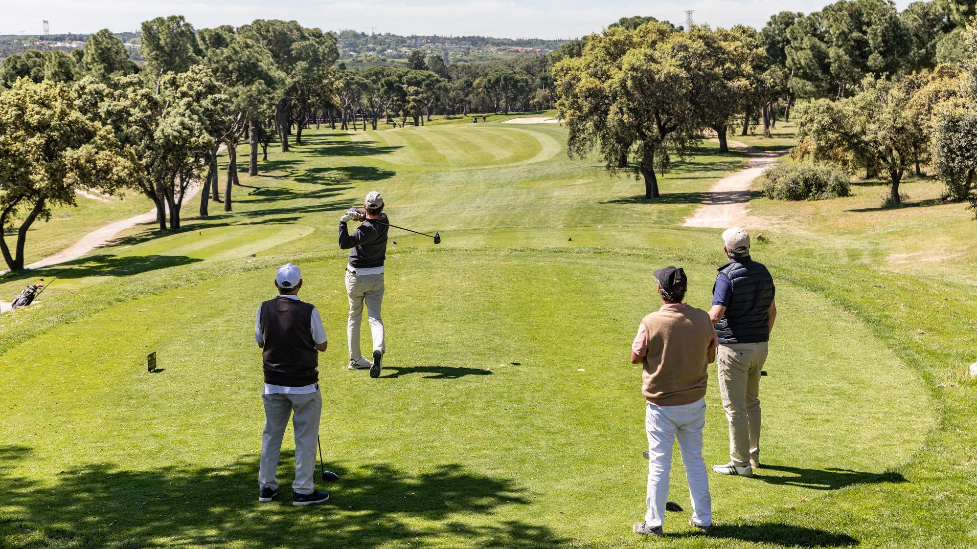 Golfistas, en el hoyo 10 del Recorrido Negro. Foto: Miguel Ángel Ros / RCCVM