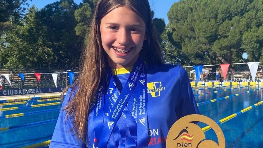 La nadadora Lola Melgosa luce las medallas conseguidas en el XLVI Campeonato de España infantil en piscina de 50 metros.