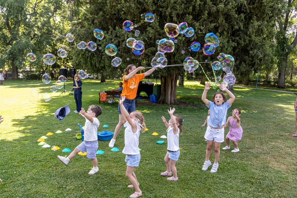 Juego con pompas de jabón en la Fiesta Familiar de Verano. Foto: Miguel Ángel Ros / RCCVM
