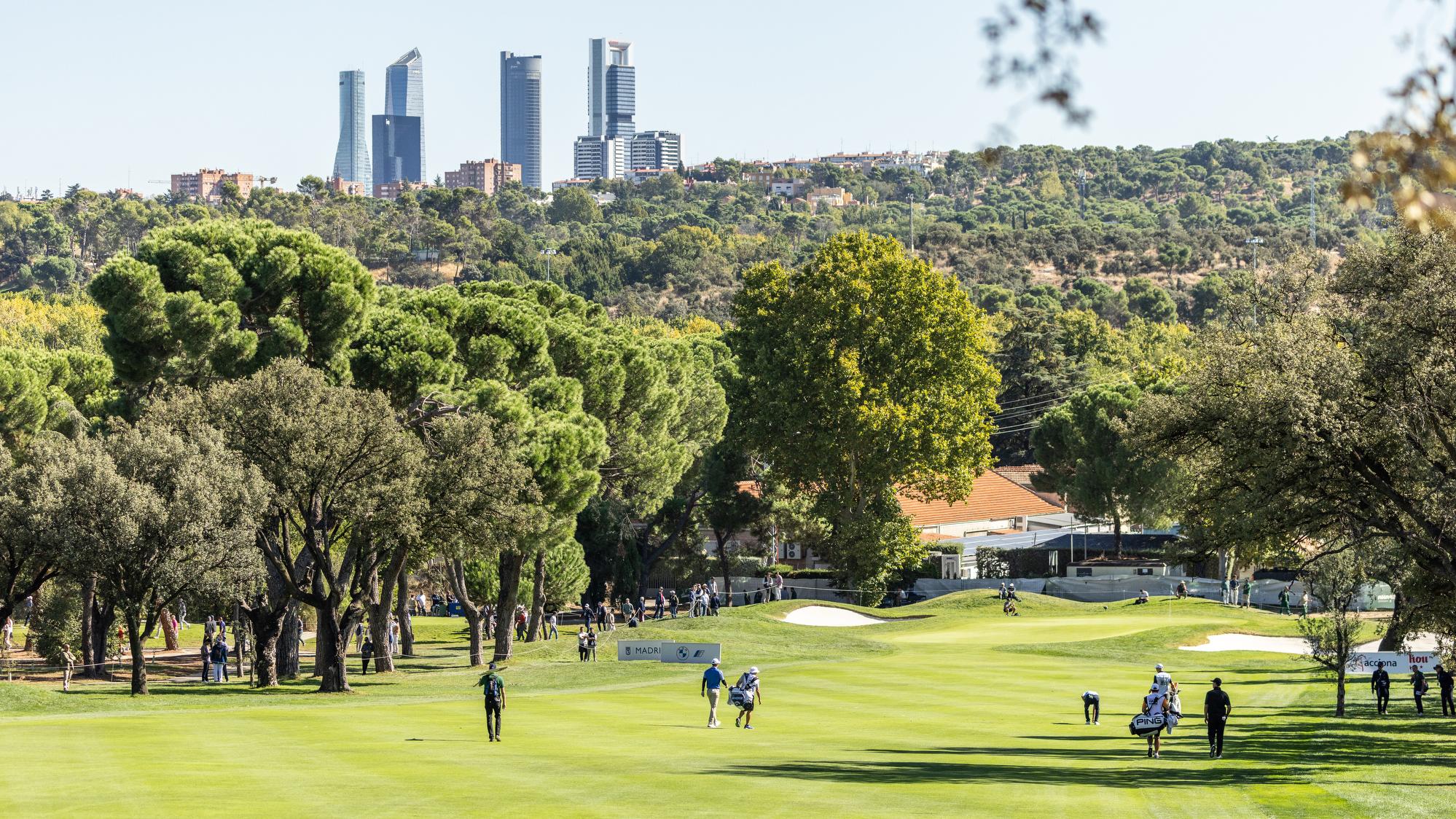 Las torres de Madrid, siempre presentes en el campo de golf del Real Club de Campo Villa de Madrid. Foto: Miguel Ángel Ros / RCCVM
