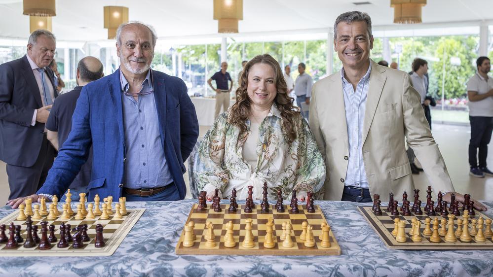 Judit Pólgar, acompañada del gerente RCCVM, Juan Carlos Vera (izda.), y el delegado de Ajedrez, Pablo San Segundo Carrillo. Foto: Roberto Cuezva / RCCVM