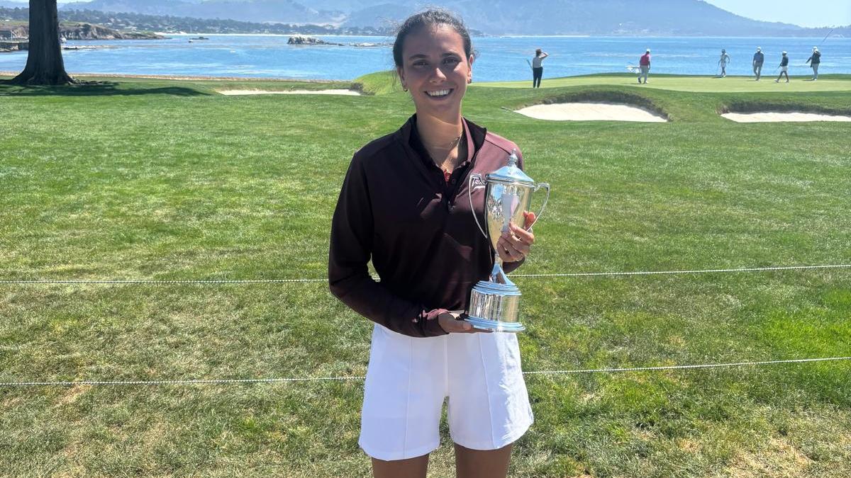 Cayetana Fernández García-Poggio sostiene el trofeo de la Carmel Cup.