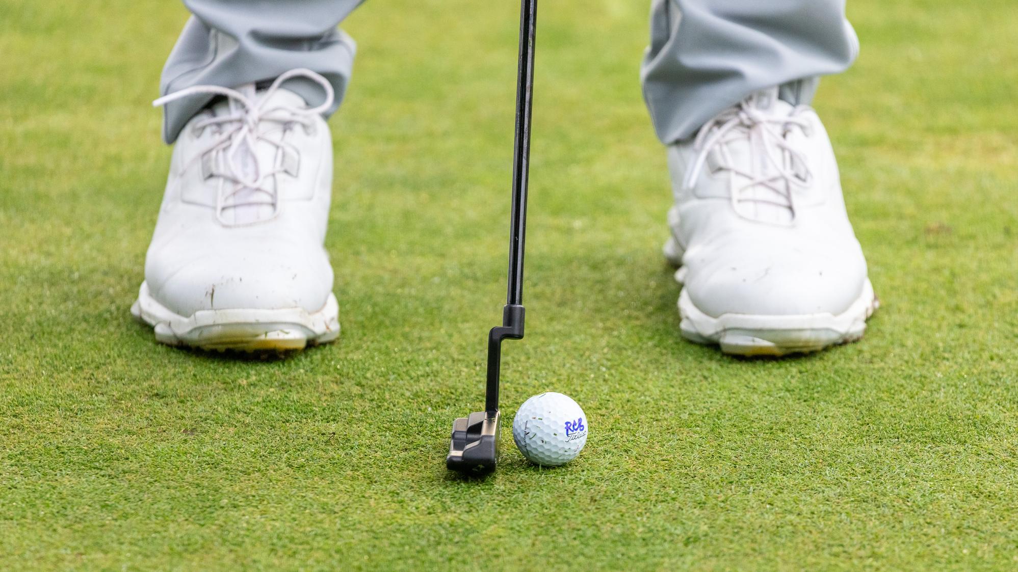 Golfistas en el campo de golf del Real Club de Campo Villa de Madrid.