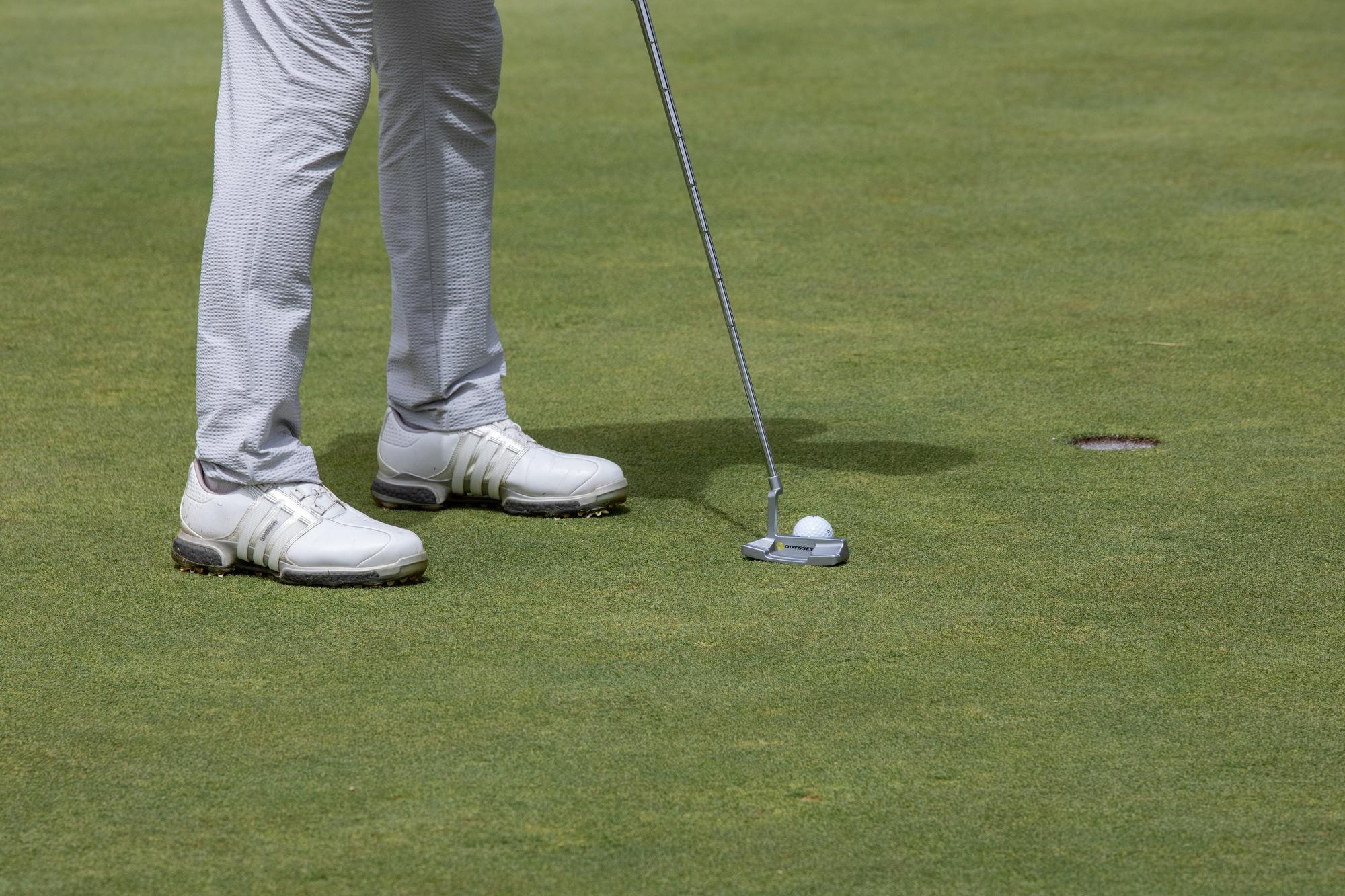 Jugador de golf en un green del campo de golf del Real Club de Campo Villa de Madrid.