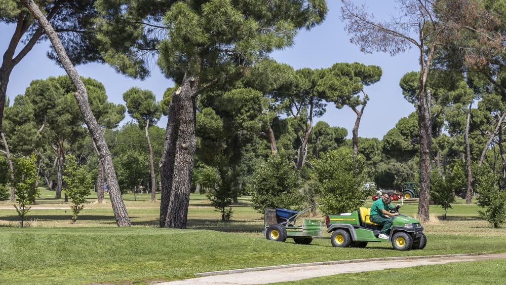 Trabajadores del Club, en el campo de golf. Foto: Miguel Ángel Ros / RCCVM