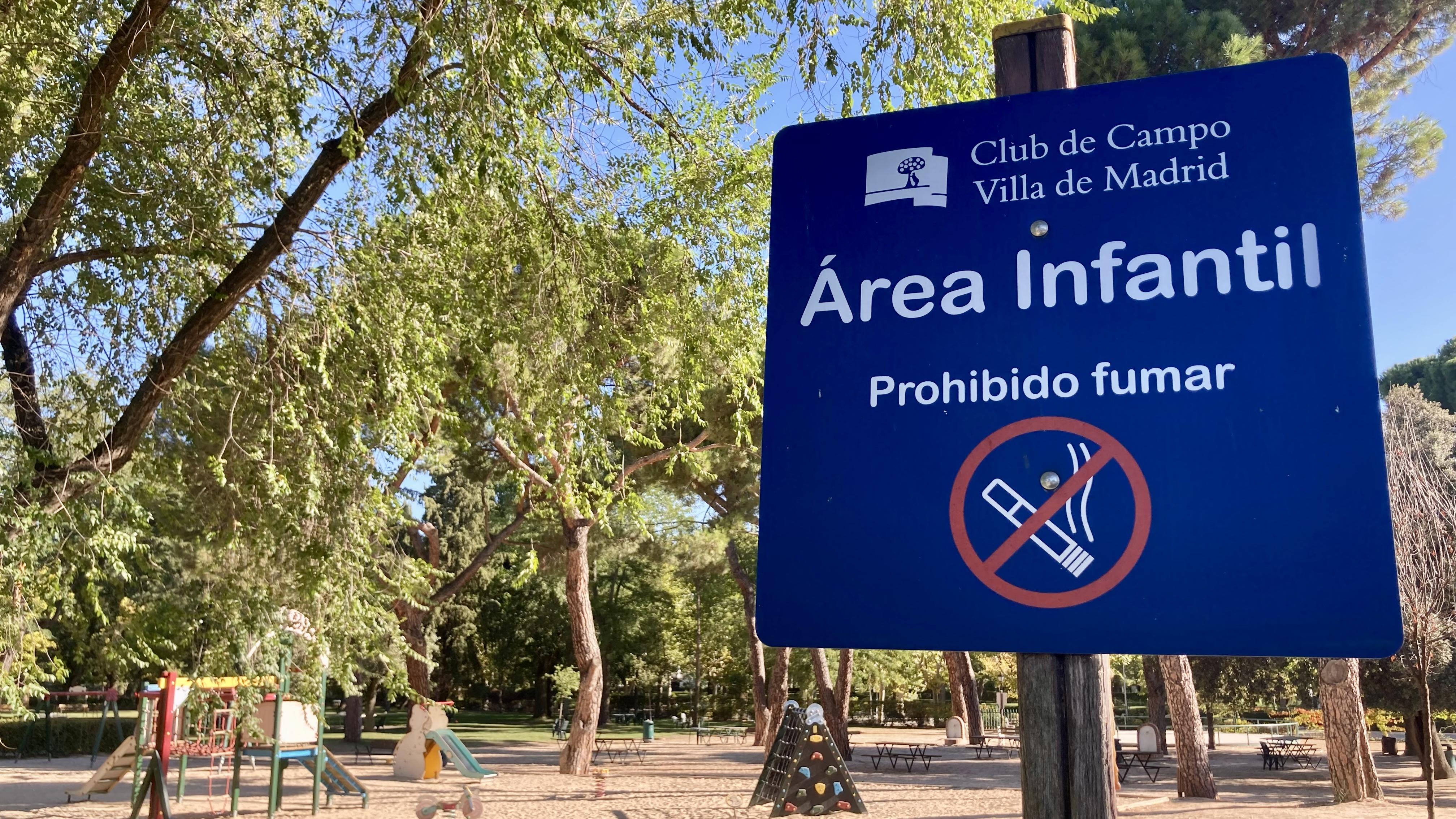 Señal de no fumar a la entrada del Área Infantil.