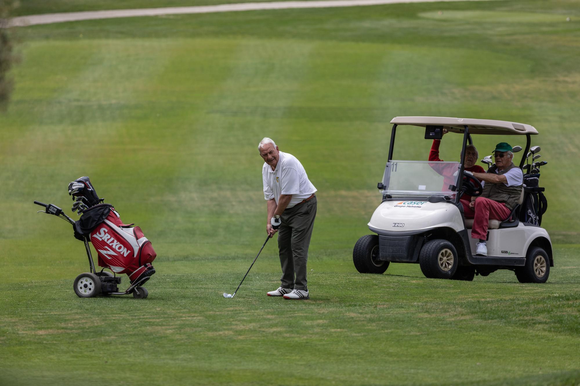 Golfistas en el campo de golf del Real Club de Campo Villa de Madrid.