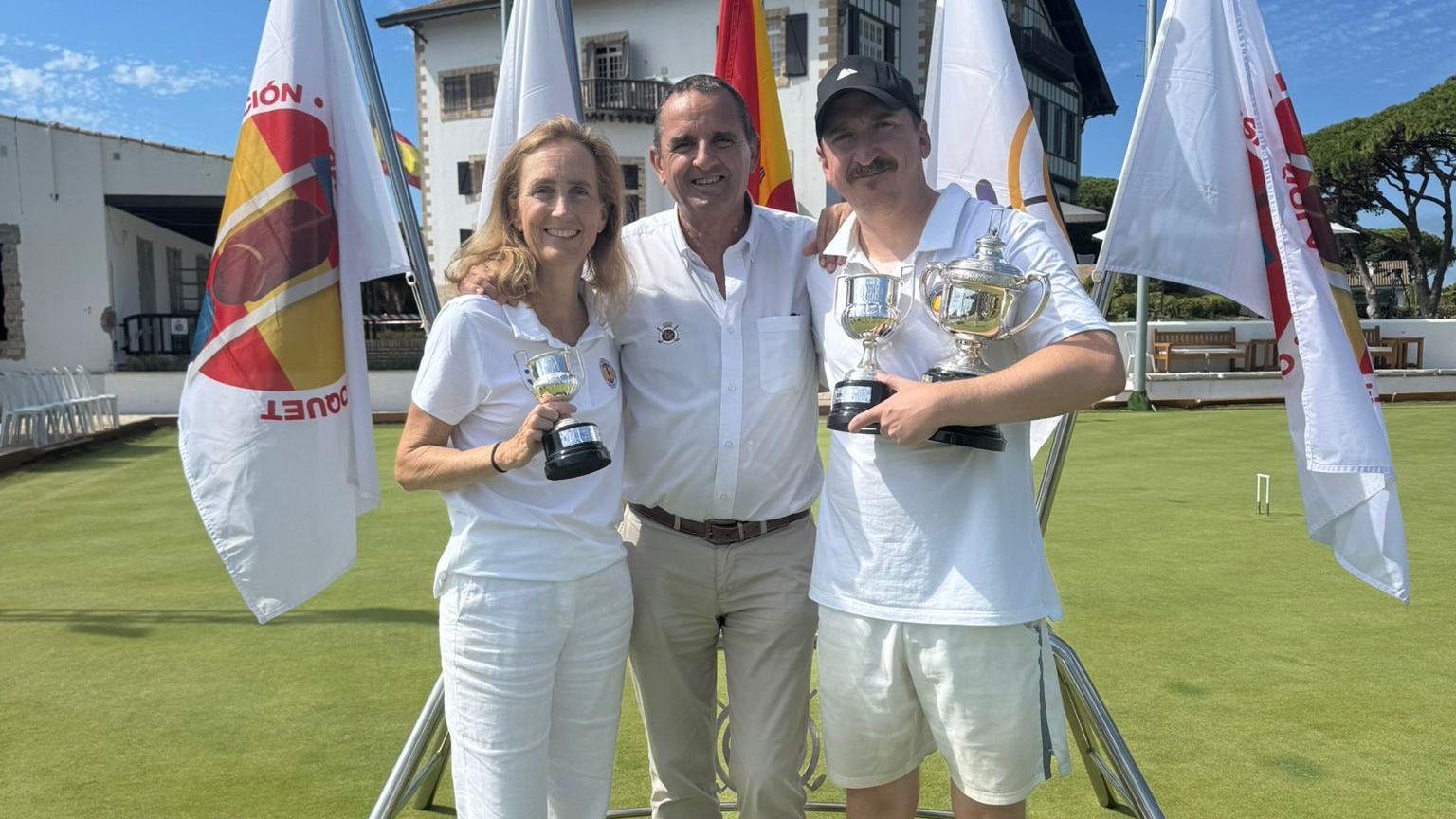 Begoña Elzaburu (izda.), subcampeona de España, y José Álvarez-Sala (dcha.), campeón. Foto: FEC