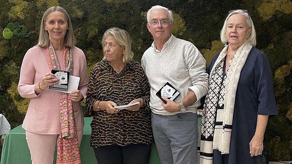 Ana Puy y Carlos Rodulfo, con la delegada de Bridge, Enriqueta Cuartero (2! izda.) y la profesora Marta Suárez del Villar.