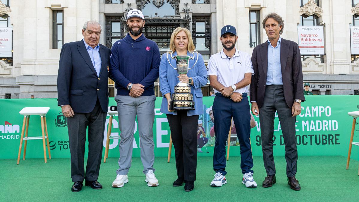 De izda. a dcha:  Juan Guerrero-Burgos, Jon Rahm, Inmaculada Sanz, Ángel Hidalgo y Gerad Tsobanian, con la copa de campeón del Open de España. Fotos: Miguel Ángel Ros / RCCVM