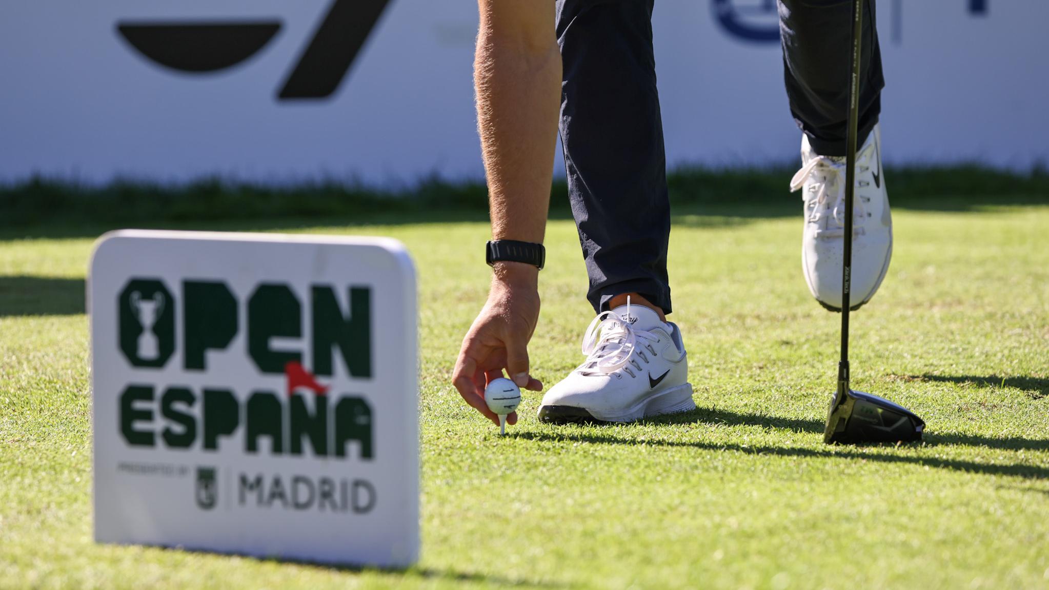 Un golfista coloca la bola en el tee. Foto; Miguel Ángel Ros / RCCVM