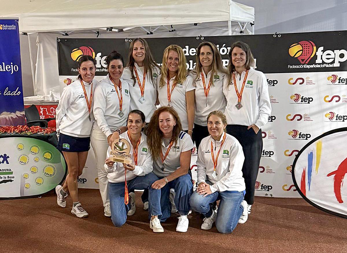 Las jugadoras del equipo RCCVM de pádel +35 lucen sus medallas de plata del Campeonato de España +35 de 2ª categoría.