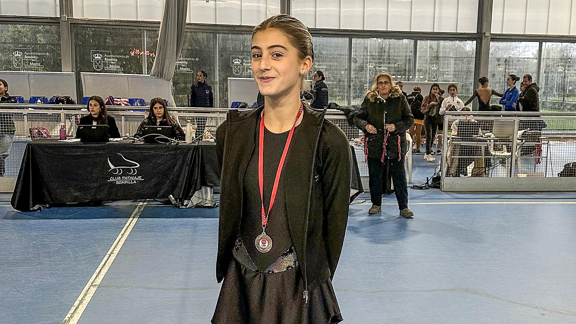 Jimena Kutz Alier sonríe con la medalla de bronce colgada al cuello.