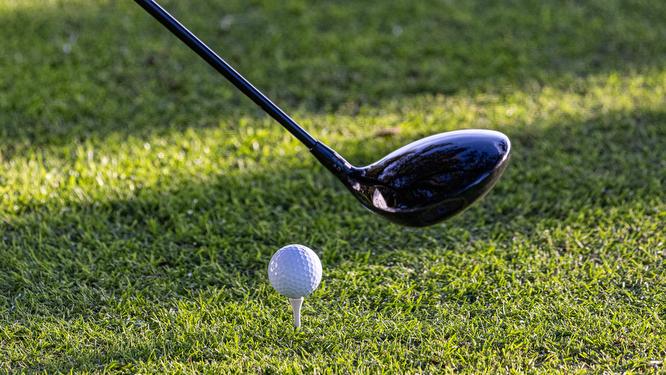 Palo y bola de golf. Foto: Miguel Ángel Ros / RCCVM