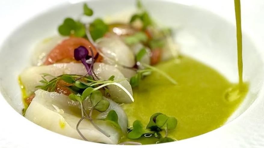 Vieira con gazpacho de tomatillo verde.