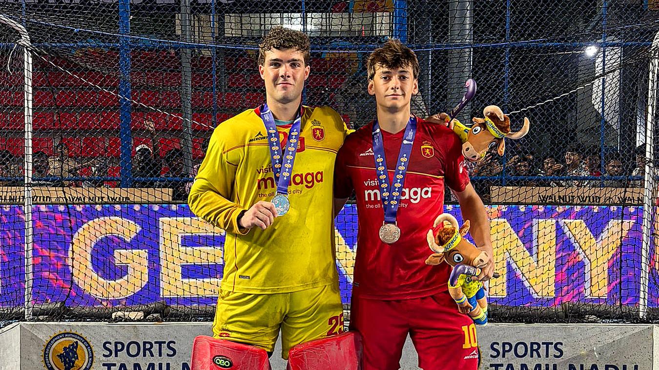 Andrés Medina (dcha.), abonado y jugador de campo, y Diego Palomero, portero, con la medalla de plata mundialista.