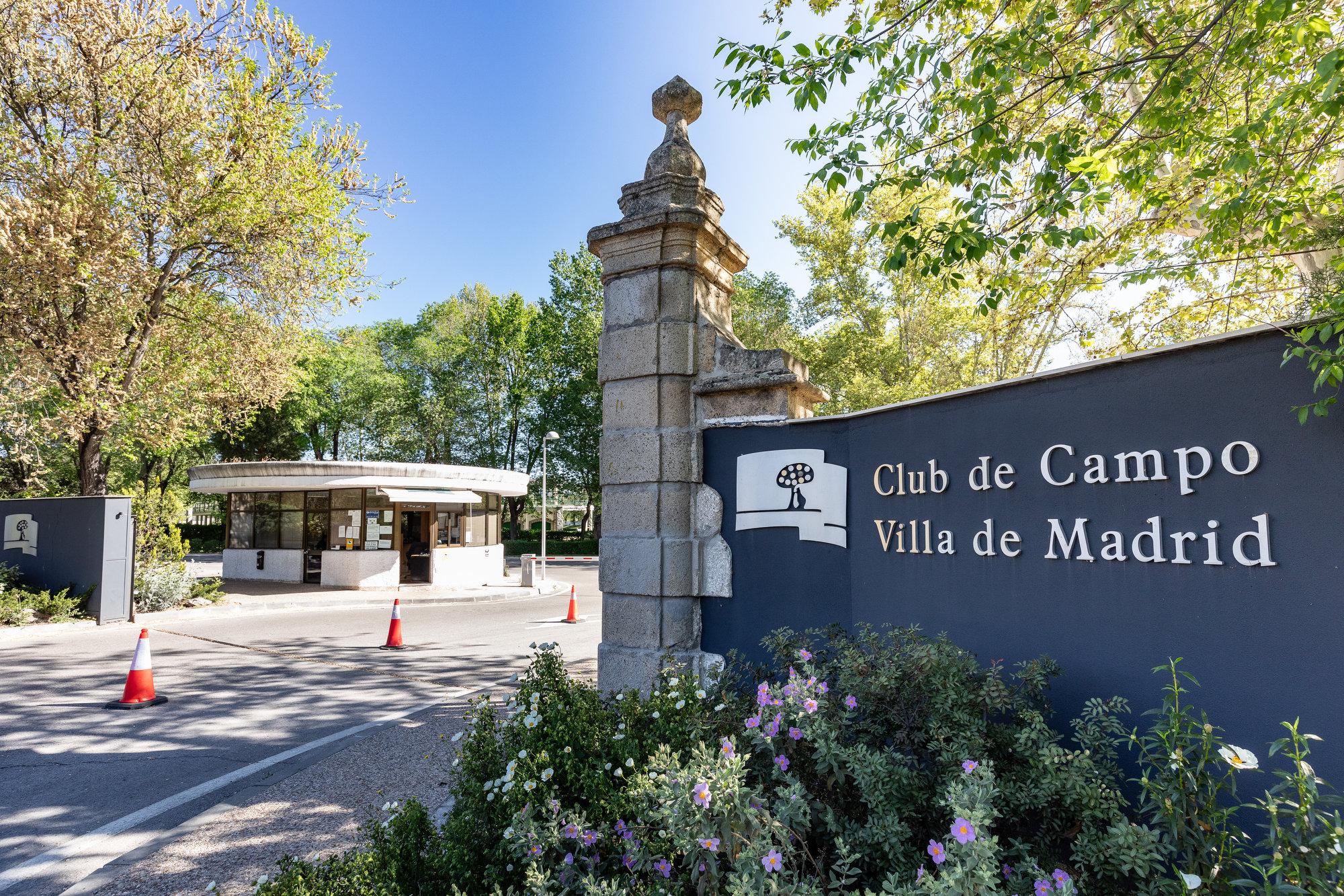Acceso al Real Club de Campo Villa de Madrid por la carretera de Castilla, kilómetro 2.