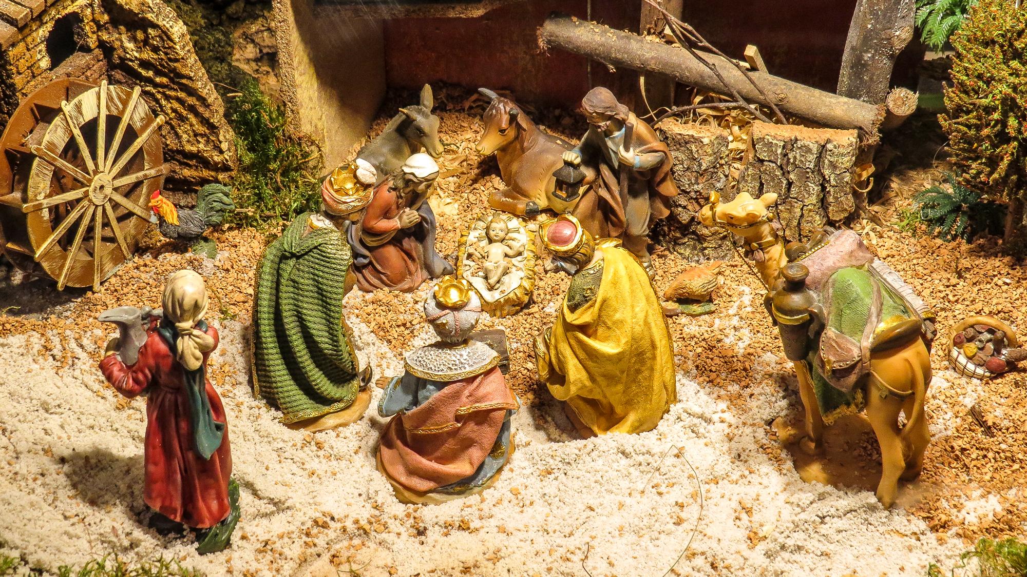 Los Reyes Magos, adorando al niño Jesús.