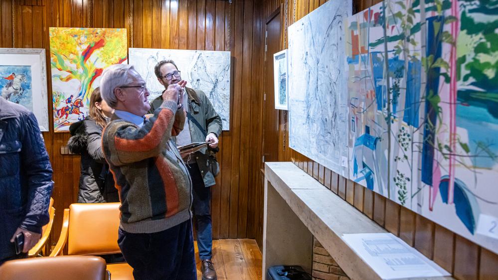 Un abonado fotografía el cuadro ganador. Fotos: Miguel Ángel Ros / RCCVM