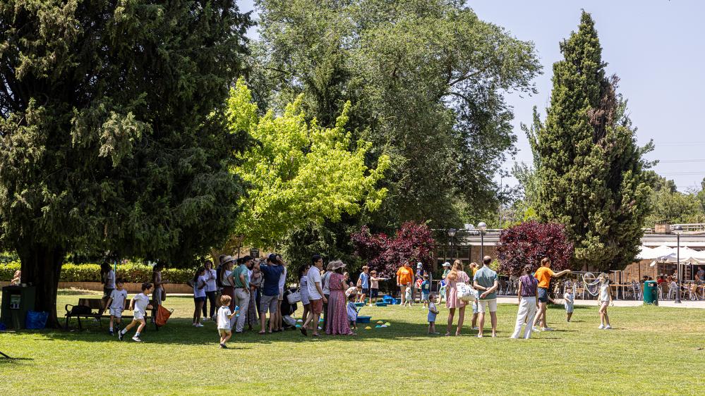 Familias, disfrutando de la pradera del Chalet de Tenis.