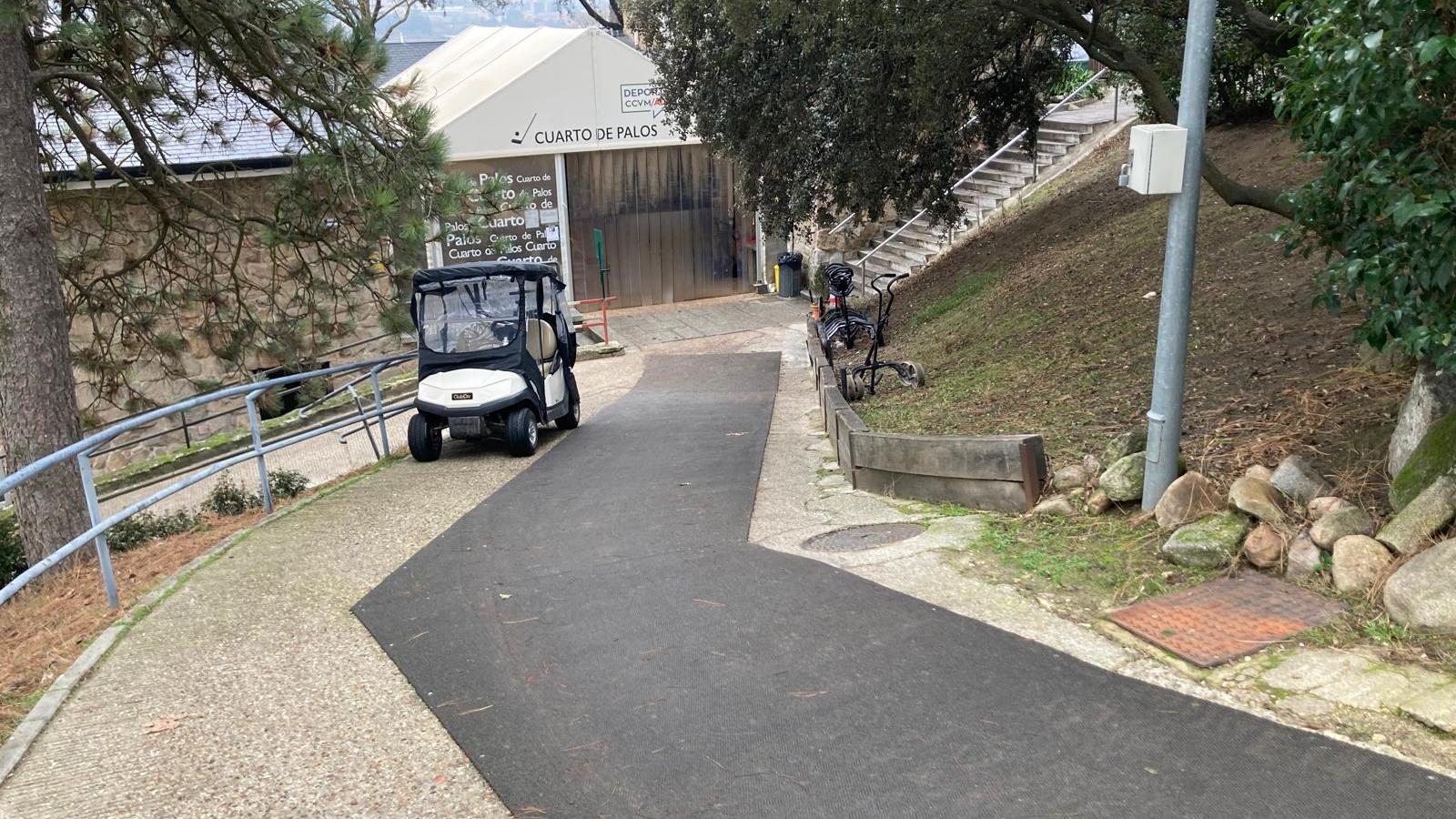 Bajada al cuarto de palos de golf.