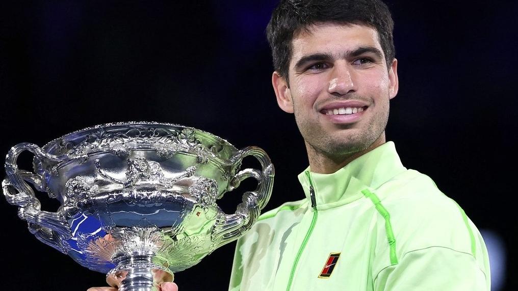 Carlos Alcaraz posa con el trofeo de campeón del Abierto de Australia 2026. Foto: AO