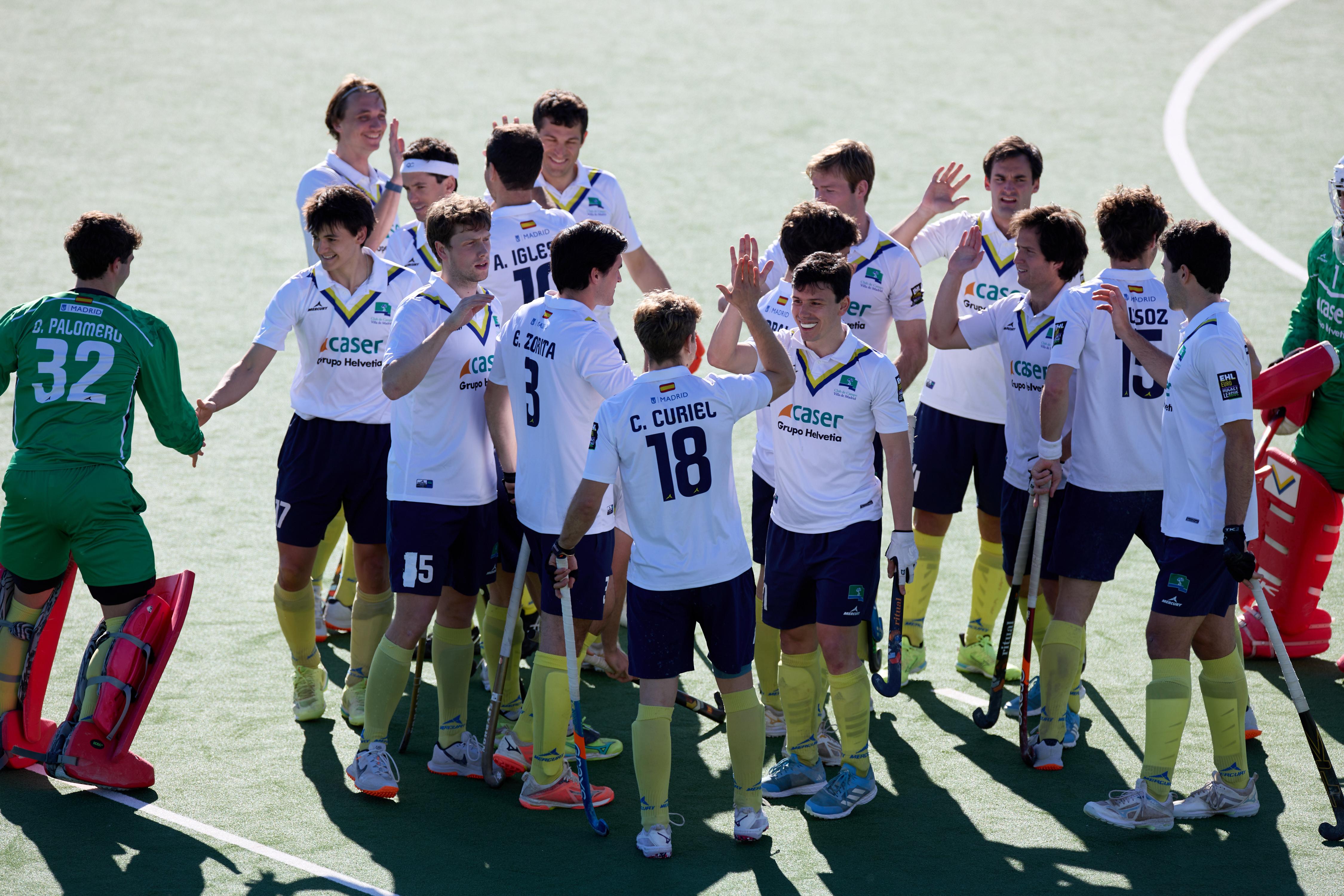 Saludo entre los jugadores del equipo de hockey masculino RCCVM. Foto: RFEH