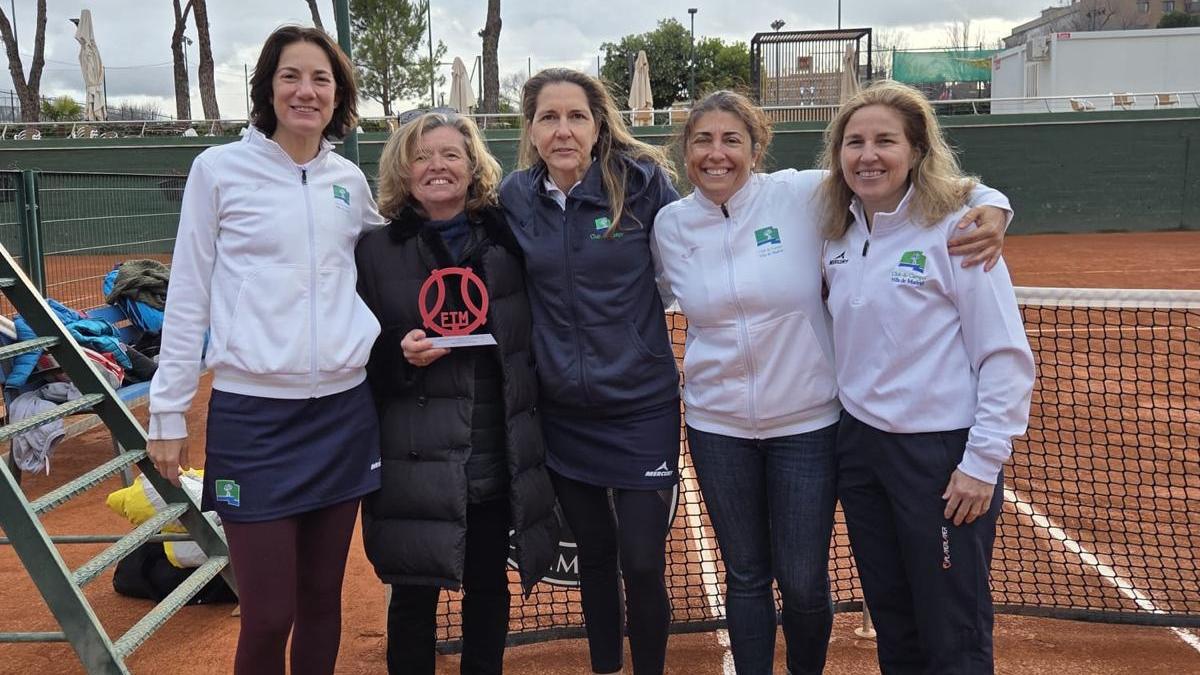 Tenistas RCCVM del equipo +35 subcampeón de Madrid.
