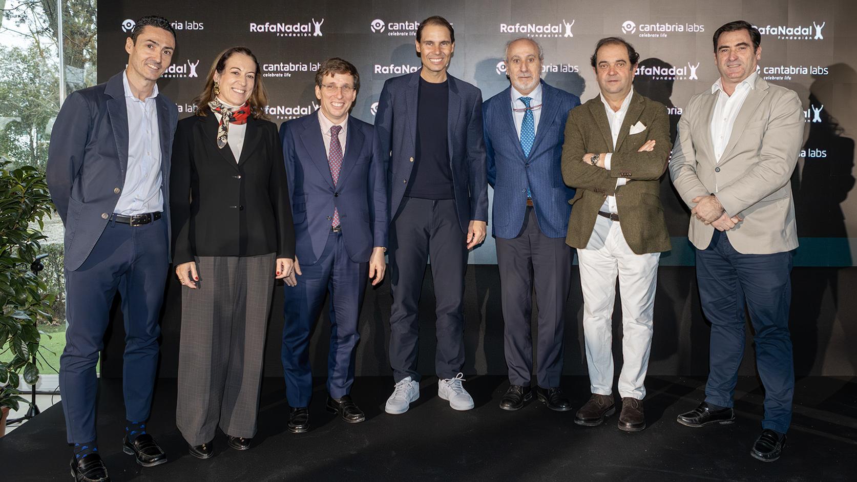 De izda. a dcha: Guillermo Sánchez (Jefe Deportes RCCVM),  Inmaculada Sánchez-Cervera (Coordinadora General Alcaldía), José Luis Martínez-Almeida (Alcalde de Madrid y presidente RCCVM), Rafa Nadal, Juan Carlos Vera (Gerente RCCVM). Jesús Barrera (Director Deportes RCCVM) y Gabriel Arregui (Director Comunicación  y Abonados RCCVM). Foto: Roberto Cuezva