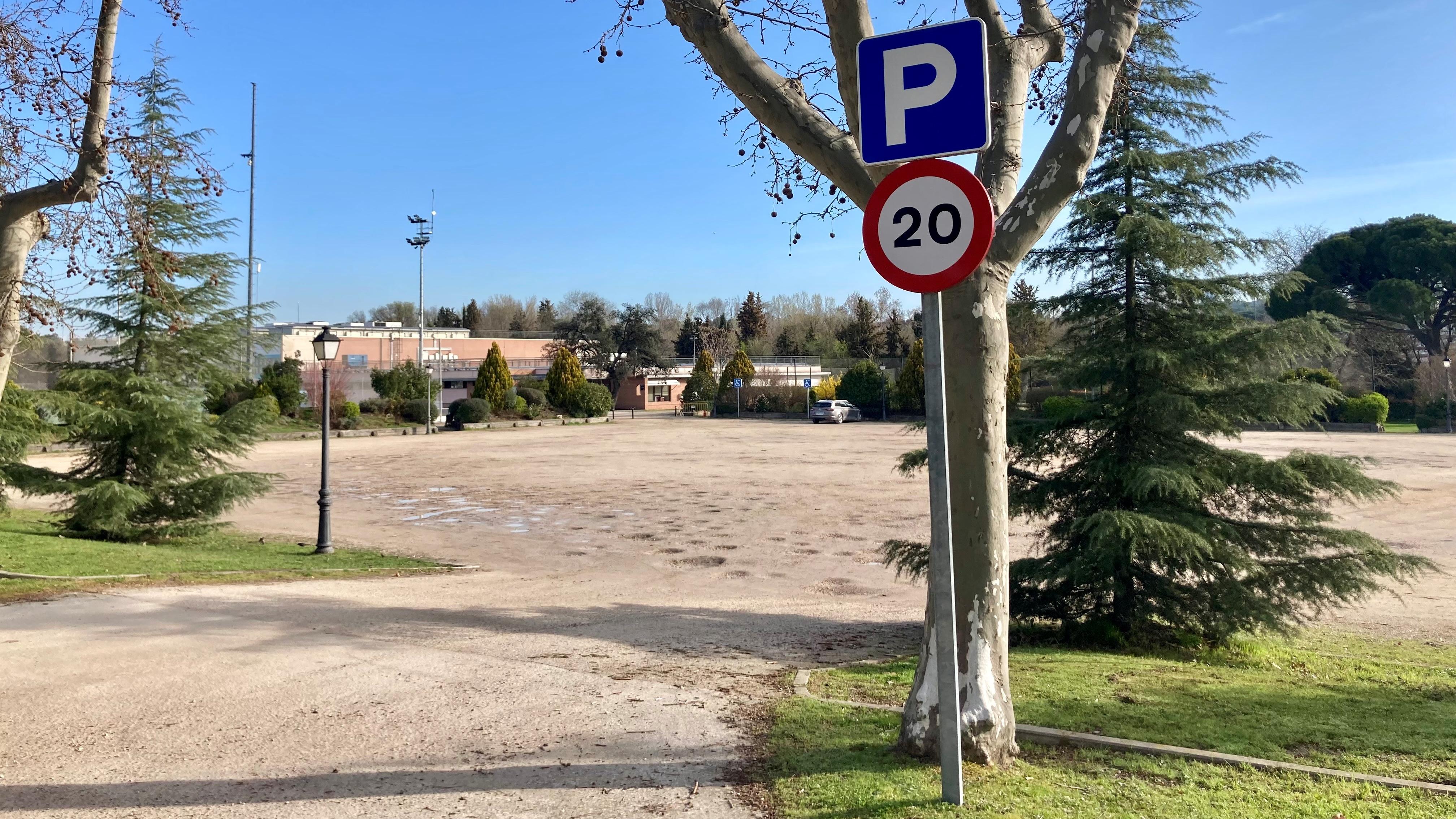 Entrada al aparcamiento del campo 1 de hockey. Foto: EGD