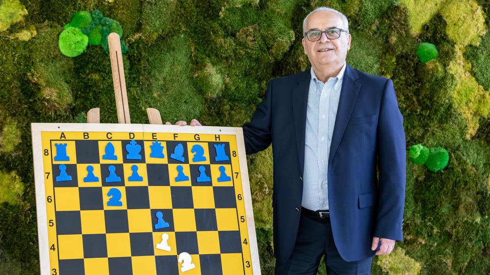 El Gran Maestro de ajedrez Elizbar Ubilava, delante de un tablero. Foto: Miguel Ángel Ros / RCCVM