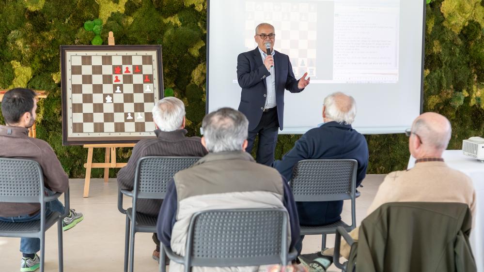 El GM de ajedrez Elizbar Ubilava, habla durante una anterior conferencia en el Club. Foto: Miguel Ángel Ros / RCCVM