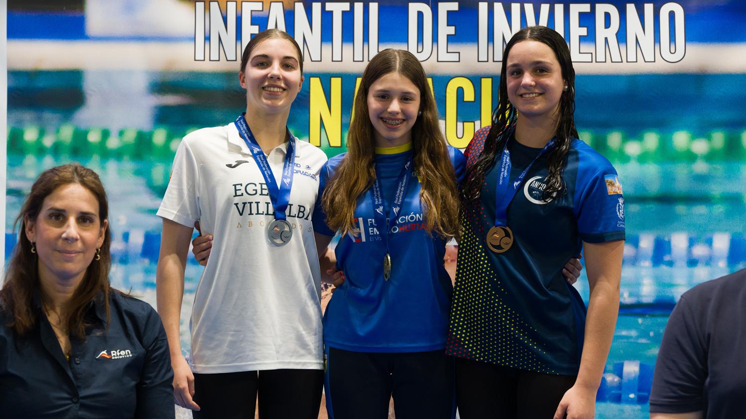 Lola Melgosa Ureña, en el podio, con uno de los oros conseguidos en el Campeonato de España infantil de invierno de natación. Foto: David Chao