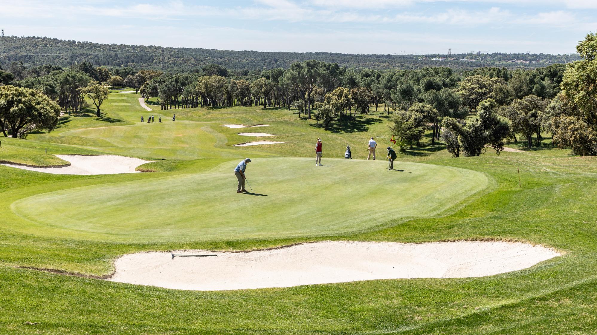 Hoyo 18 del Recorrido Negro de golf del Real Club de Campo Villa de Madrid. Foto: Miguel Ángel Ros / RCCVM