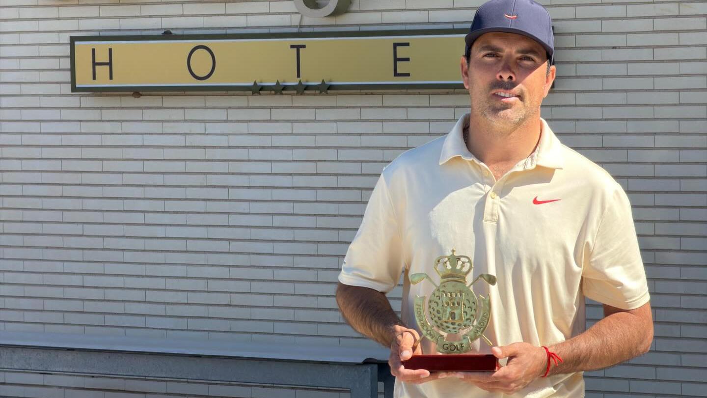 El golfista Juan Salama Monsalve posa con el trofeo de campeón en El Encín.