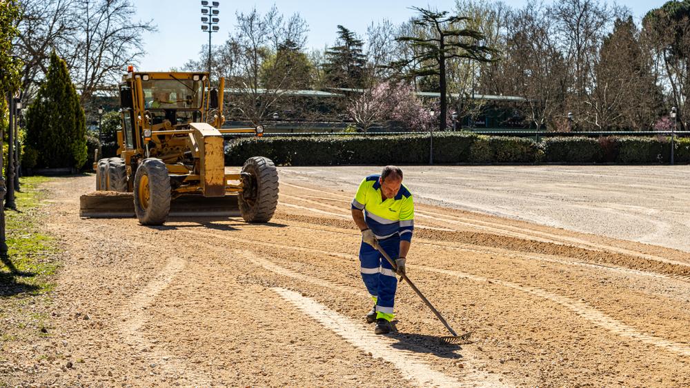 Trabajando en la reparación del bacheado del aparcamiento del campo de hockey 1. Foto: Miguel Ángel Ros / RCCVM