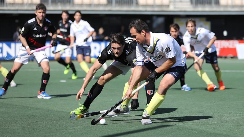 Álvaro Iglesias protege el balón ante un rival del Ámsterdam. Foto: Stefan Deems