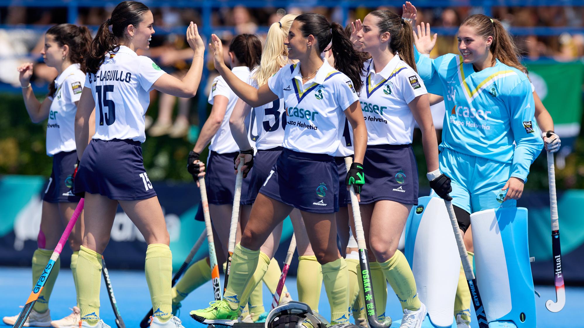 Las jugadores de hockey del Real Club de Campo Villa de Madrid se saludan antes del comienzo de un partido. Foto: RFEH
