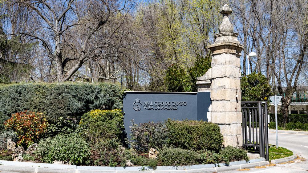Acceso al Real Club de Campo Villa de Madrid por la carretera de Castilla, kilómetro 2.