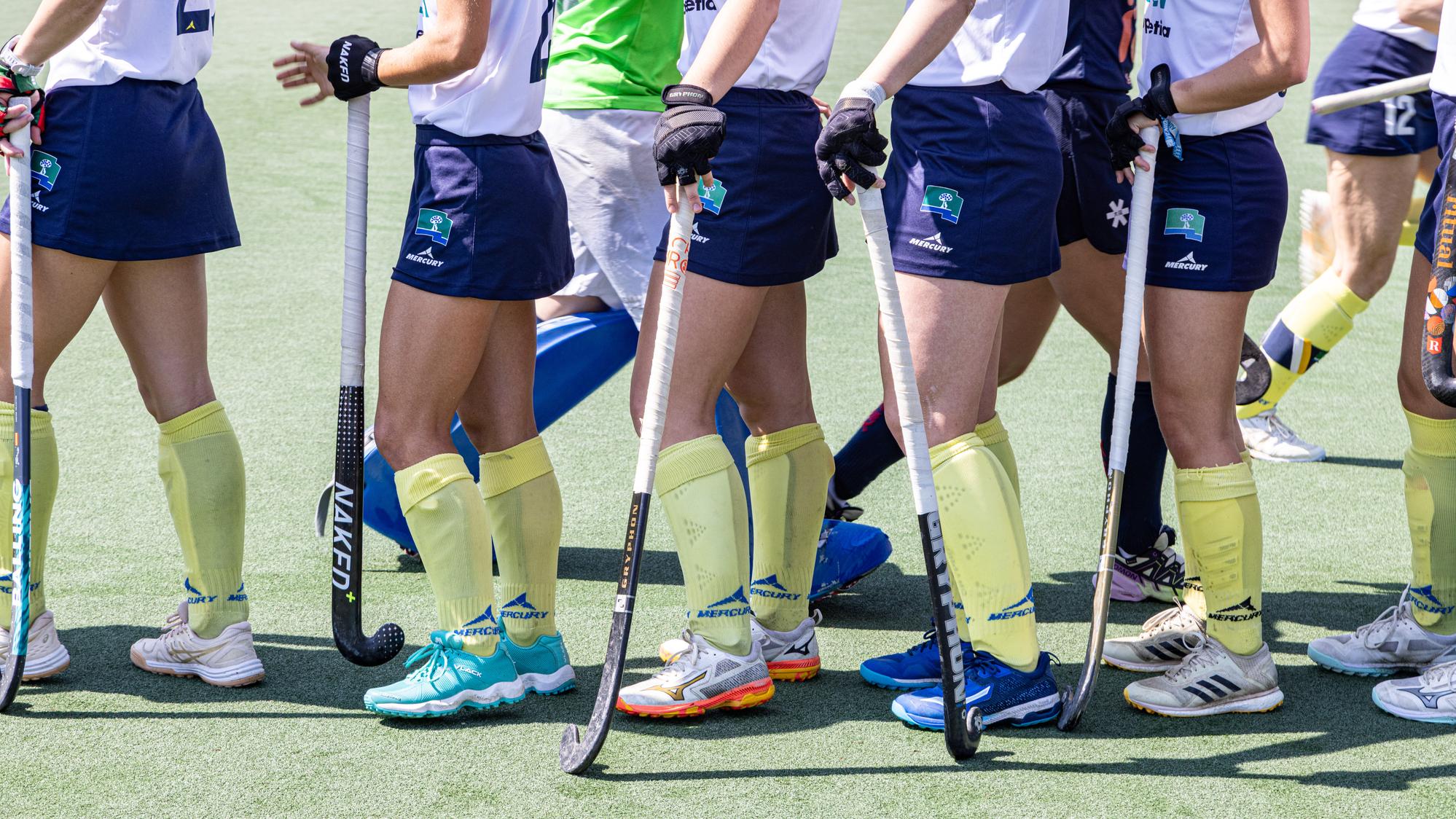 Detalle de las piernas, sticks y manos de jugadoras del RCCVM. Foto: Miguel Ángel Ros / RCCVM