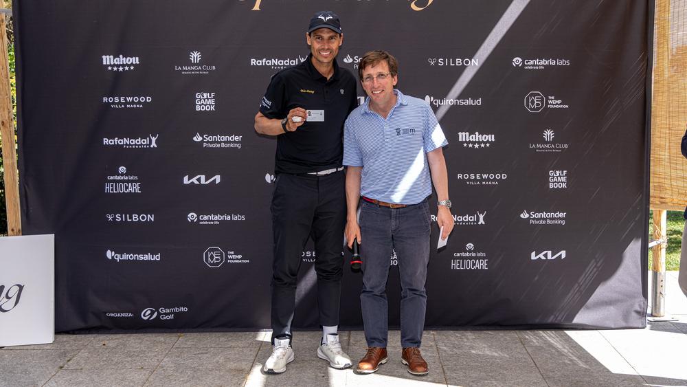 Rafa Nadal muestra el carné de abonado de honor RCCVM recibido de José Luis Martínez-Almeida. Foto: Miguel Ángel Ros / RCCVM