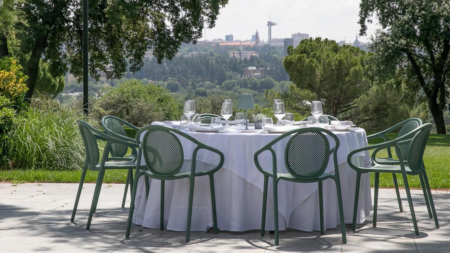 Mesa preparada en la Terraza del Social, con vistas al Faro de Moncloa.